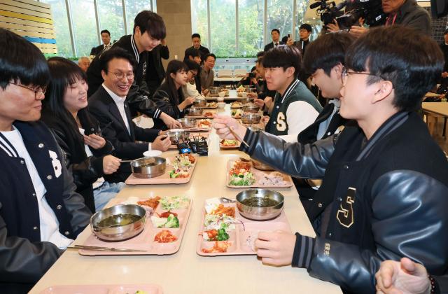 金民锡与大学生们共进早餐