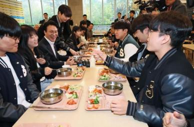 金民锡与大学生们共进早餐