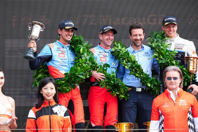 BRC 현대 N 스쿼드라 코르세팀 소속 네스토르 지로라미 선수와 미켈 아즈코나 선수가  2025 TCR 월드투어 마카오 대회에서 우승ᆞ준우승을 차지하고 기념 촬영을 하고 있다사진현대차