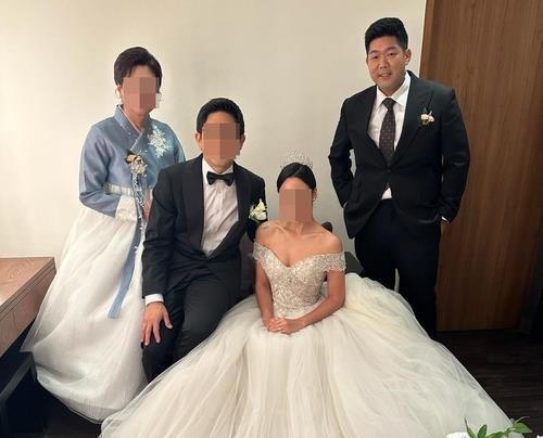 미 이민당국에 구금된 김태흥씨맨 오른쪽가 동생의 결혼식에 참석해 찍은 사진 사진미주한인봉사교육단체협의회 제공 