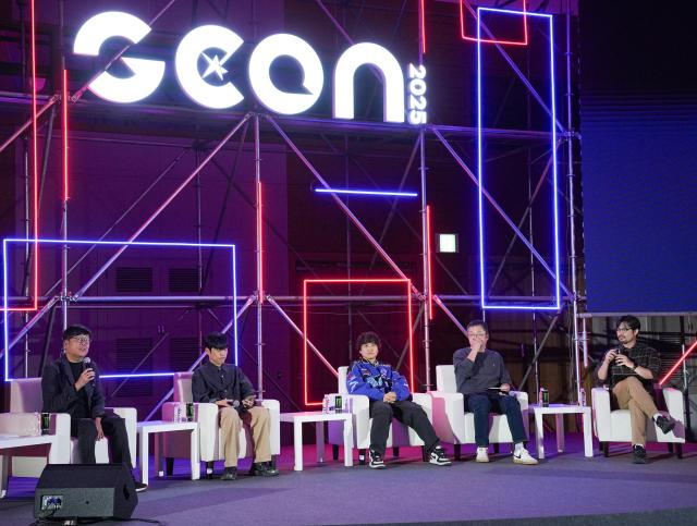 지난 13일 부산 벡스코에서 열린 지스타G-STAR 콘퍼런스 G-CON 현장에서 게임 내러티브를 주제로 대담하고 있다