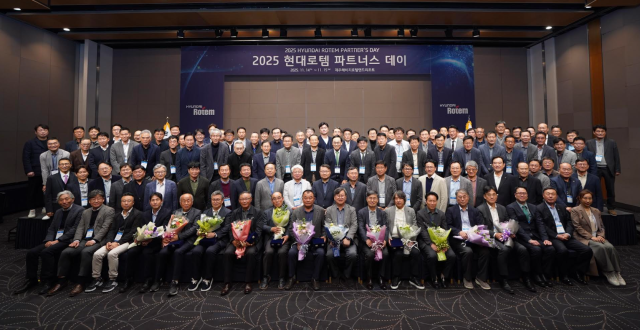 이용배셋째줄 왼쪽 열세번째 대표이사 사장과 이정엽아홉번째 부사장 김두홍열번째 재경본부장 등 현대로템 주요 임원들이 지난 1415일 제주 서귀포시 해비치 호텔앤드리조트에서에서 진행된 ‘2025 현대로템 파트너스 데이’에서 협력업체 대표들과 기념촬영을 하고 있다