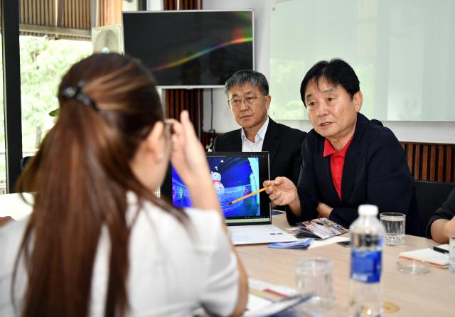 최문순 화천군수가 지난 9일부터 14일까지 베트남과 홍콩 타이완 현지 여행사를 방문해 축제 상품을 설명하고 있다사진화천군