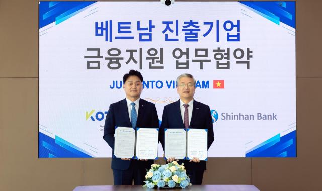 지난 14일현지시간 베트남 호치민의 신한베트남은행 본점에서 진행된 ‘베트남 진출기업 금융지원 업무협약식’에서 강규원 신한베트남은행 법인장왼쪽과 김종호 기술보증기금 이사장이 기념촬영하