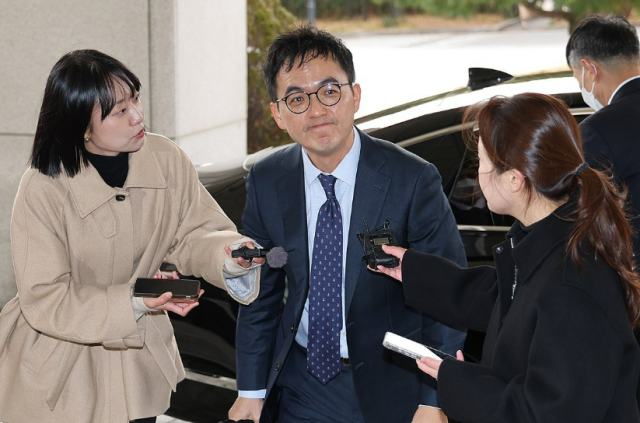 구자현 신임 대검찰청 차장검사가 17일 서울 서초구 대검찰청으로 첫 출근하며 취재진의 질문을 받고 있다 사진연합뉴스