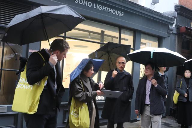김병수 시장이 런던의 대표적 문화예술거리인 소호거리를 찾아 도시재생 성공 비결과 특징을 살피고 있다 사진김포시