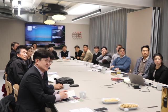 호킨스 브라운 관계자 건축 사무소에서 도시 재생 발표를 듣고 있는 김병수 시장과 김포 대표단 호킨스 브라운 관계자들 사진김포시