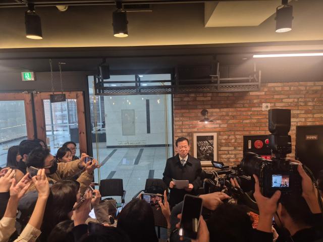 서유석 금융투자협회장이 17일 여의도 금융투자협회 인근 까페에서 회장 선거에 도전한다는 의지를 피력하고 있다 사진송하준 기자