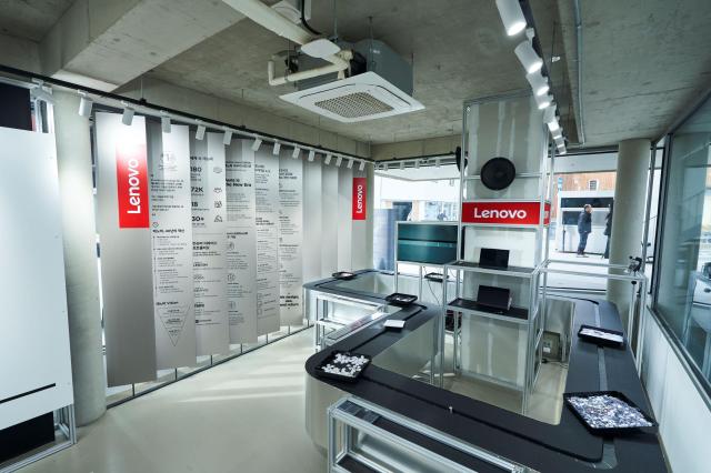 한국레노버가 오는 30일까지 서울 성수동에서  LCDC 서울에서 팝업스토어를 운영한다  ‘나만의 AI 키링 굿즈’를 제작할 수 있는 1층 체험 공간 모습 사진한국레노버