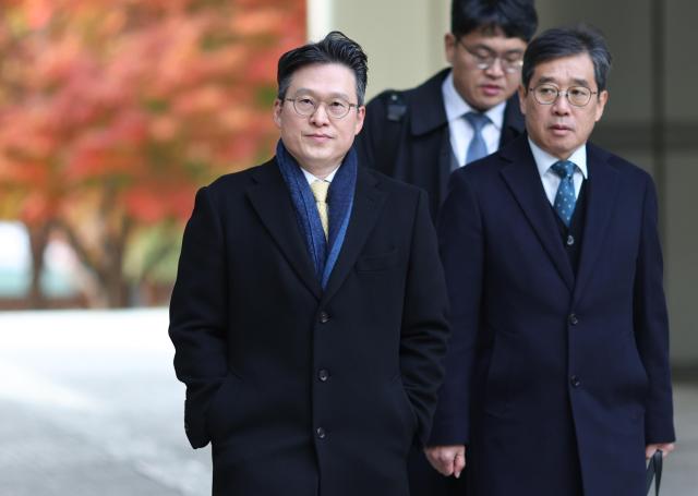 채상병 순직 사건 수사를 방해한 혐의를 받는 김선규 전 고위공직자범죄수사처왼쪽 부장검사가 구속 전 피의자 심문영장실질심사을 받기 위해 17일 서초구 서울중앙지법으로 출석하고 있다 20251117 사진연합뉴스