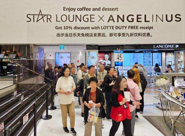 지난 9월 29일 서울 중구 롯데백화점 본점 면세점을 방문한 관광객들이 매장을 둘러보고 있다 사진아주경제DB