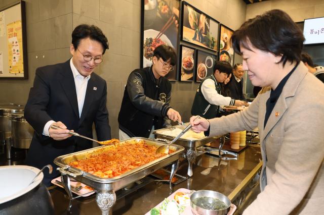 김민석 국무총리가 17일 천원의 아침밥을 제공하는 서울 종로구 성균관대학교 은행골식당을 찾아 음식을 담고 있다 사진연합뉴스