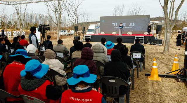 17일 오전 안산시 경기지방정원 새로숲 부지에서 개최한 경기지방정원 새로숲 조성공사 착공식에서 고영인 경제부지사가 기념사를 하고 있다 사진경기도