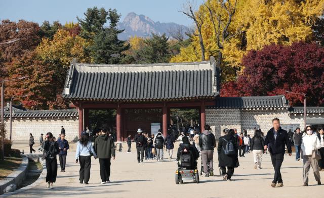 세계유산지구 지정안 가결된 종묘 일대의 모습 서울 종묘를 찾은 시민들이 걸어가고 있다 사진연합뉴스