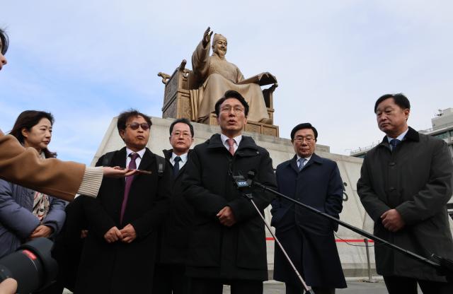 김민석 국무총리가 17일 서울 광화문광장 세종대왕상 앞에서 감사의 정원 조성과 관련해 발언하고 있다 사진연합뉴스