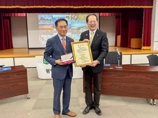 왼쪽부터정장선 평택시장 노시 카츠히토 마쓰야마시장이 기념사진을 찍고 있다 사진평택시