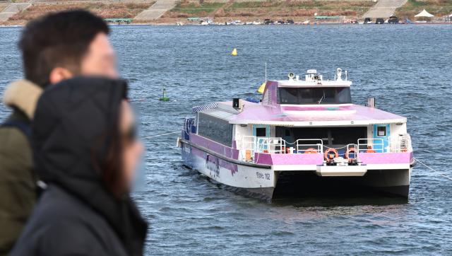 17일 서울 송파구 잠실선착장 부근에 수심이 얕은 곳을 지나다 항로를 이탈하며 강바닥에 걸린 한강버스가 멈춰서 있다 사진연합뉴스