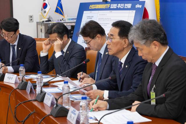 김주영 더불어민주당 산재 예방 TF 단장이 17일 국회에서 열린 11월 정기국회 산업안전 입법 추진과제 발표 간담회에서 발언하고 있다 사진연합뉴스