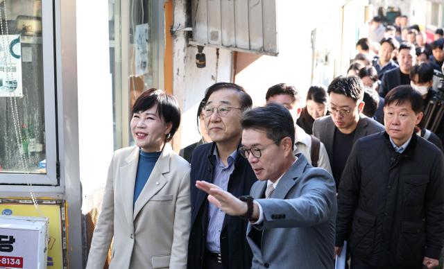 김윤덕 국토교통부 장관이 28일 서울 성동구 성수1구역 주택재건축정비사업 현장을 방문해 정원오 성동구청장의 설명을 들으며 정비사업구역을 둘러보고 있다 왼쪽은 더불어민주당 전현희 의원 20251028 사진연합뉴스