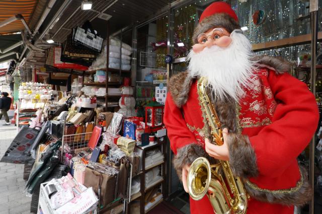 首尔南大门市场圣诞用品出货"热"