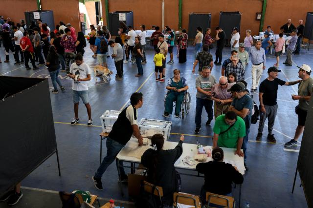 16일현지시간 칠레 산티아고의 한 투표소 앞에서 유권자들이 줄을 서 있다 사진로이터연합뉴스