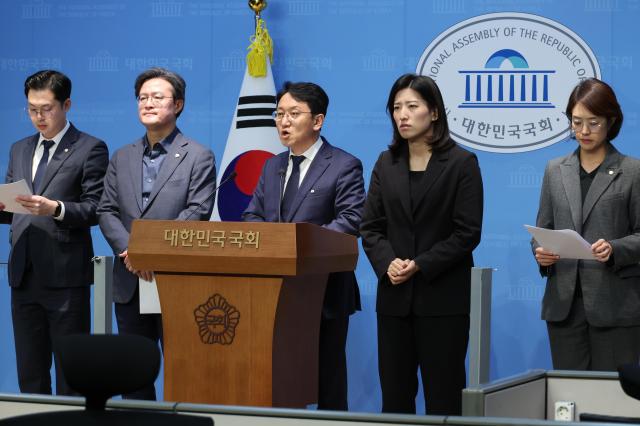 더불어민주당 오세훈 시정실패 정상화 TF 천준호 단장을 비롯한 의원들이 17일 서울 여의도 국회 소통관에서 최근 잇달아 안전사고가 발생하고 있는 한강버스에 대한 전면 운항 중단을 촉구하는 기자회견을 하고 있다사진연합뉴스