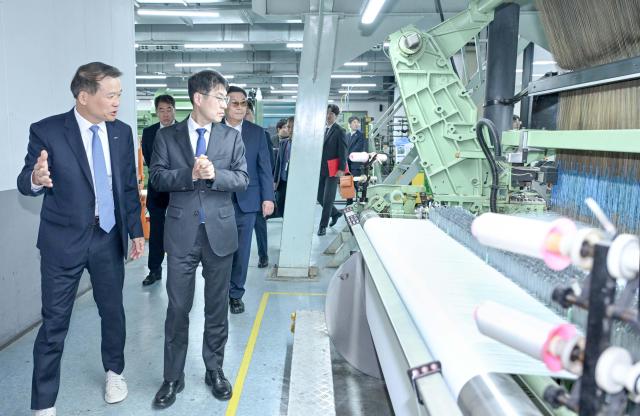 대구시는 김정기 대구광역시장 권한대행 주재로 지역 섬유산업의 구조 고도화를 위한 산·학·연 간담회를 개최했다 사진대구시