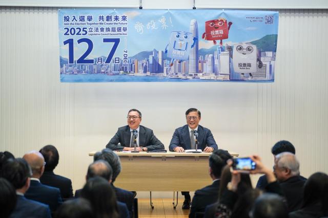 폴 람 홍콩 법무장관연단 왼쪽은 12일 정부와 변호사 단체가 공동 주최한 입법회의회 선거 관련 좌담회에 참석했다 사진폴 람 장관 페이스북