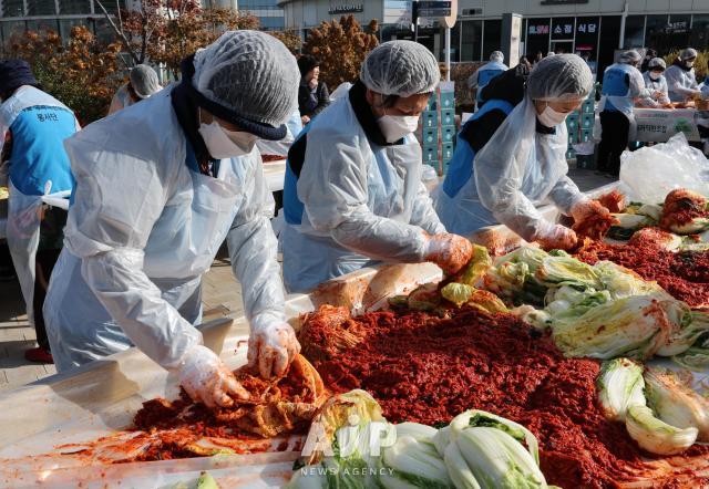 17일 서울 송파구 가락몰에서 열린 2025 가락시장 김장나눔 시민대축제에서 참가자들이 김치를 담그고 있다 AJP Yoo Na-hyun