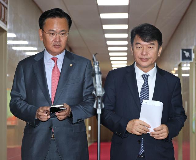 더불어민주당 문진석 원내수석부대표와 국민의힘 유상범 원내수석부대표가 13일 서울 여의도 국회에서 국회의장-여야 원내대표 회동을 마친 뒤 의장실을 나서고 있다사진연합뉴스