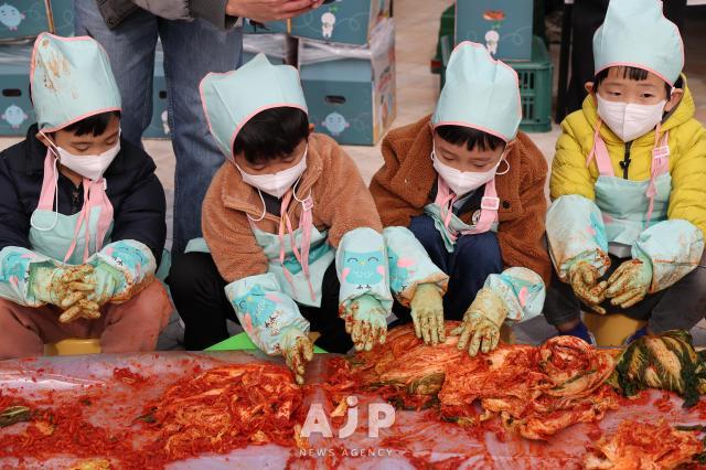 17일 서울 송파구 가락몰에서 열린 2025 가락시장 김장나눔 시민대축제에서 어린이 참가자들이 김치를 담그고 있다 AJP Yoo Na-hyun