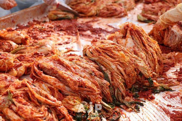 17일 서울 송파구 가락몰에서 열린 2025 가락시장 김장나눔 시민대축제에서 완성된 김치가 놓여 있다 AJP Yoo Na-hyun