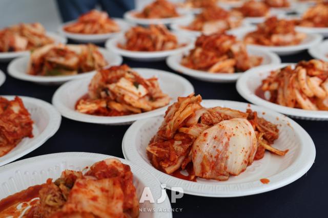 17일 서울 송파구 가락몰에서 열린 2025 가락시장 김장나눔 시민대축제에서 완성된 김치가 놓여 있다 AJP Yoo Na-hyun