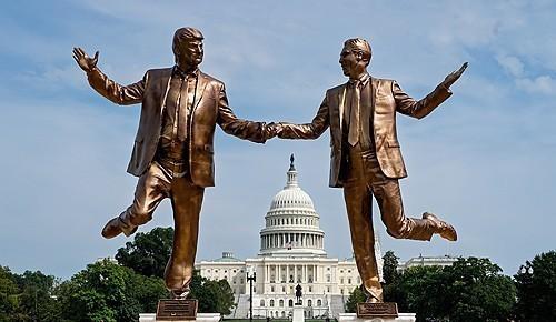 미국 의회 인근에 설치된 트럼프-엡스타인 관계 풍자 조형물 사진AP·연합뉴스