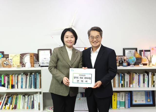 김동연 도지사가 국회 예결위 민주당 간사 이소영의원과 기념사진을 직고 있다 사진경기도