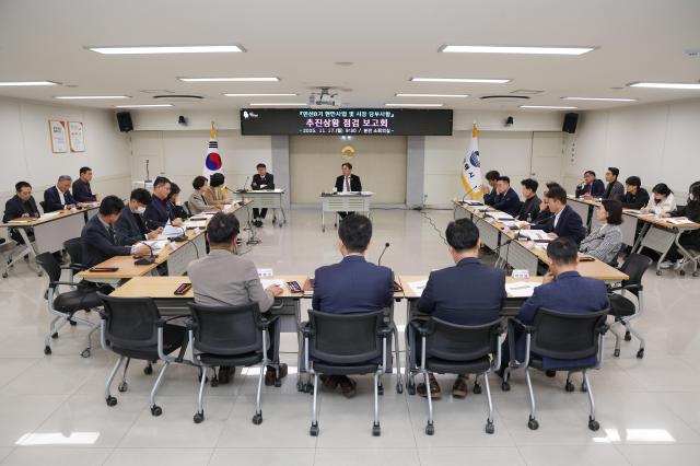 홍태용 김해시장 등이 17일 시청 소회의실에서 민선8기 현안 시장 당부사항 점검 보고회를 열었다사진김해시