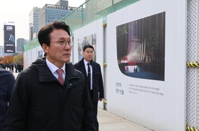 김민석 국무총리가 17일 서울 광화문광장에 조성중인 감사의 정원 공사 현장을 찾아 외곽펜스에 그려진 조감도를 살펴보고 있다 사진연합뉴스