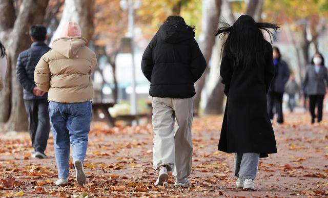 17일 대구 북구 경북대학교 캠퍼스에서 외국인 학생들이 두꺼운 점퍼를 입고 이동하고 있다 사진연합뉴스