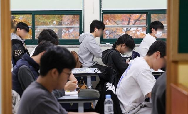 2026학년도 대학수학능력시험일인 13일 서울 종로구 경복고등학교에 마련된 고사장에서 수험생들이 시험 시작을 준비하고 있다 사진연합뉴스
