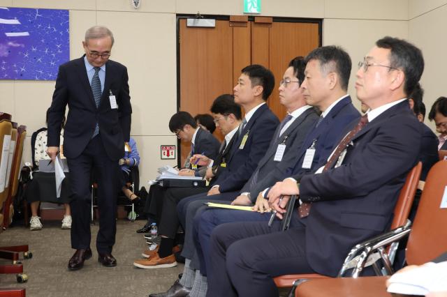 지난달 21일 국회 과학기술정보방송통신위원회에서 열린 정보통신기술ICT 분야 산하기관 국정감사에서 김영섭 KT 대표이사가 해킹사태 관련 질의에 답변 후 자리로 돌아가고 있다사진연합뉴스