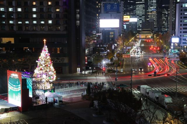 [포토] 불 밝힌 서울광장 성탄트리