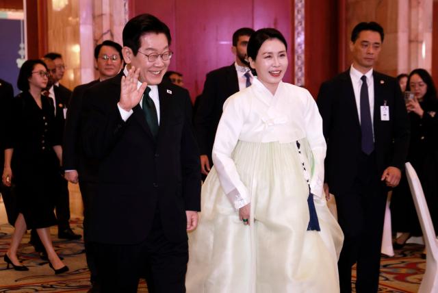 아랍에미리트UAE를 국빈 방문 중인 이재명 대통령과 김혜경 여사가 17일현지시간 아부다비의 한 호텔에서 열린 동포 만찬 간담회에 입장하고 있다 사진연합뉴스