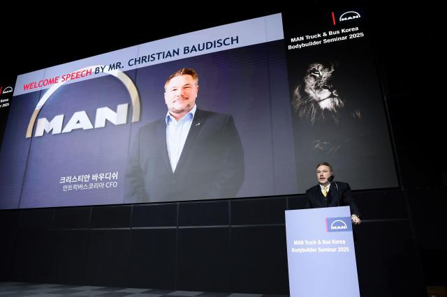 크리스티안 바우디쉬 만트럭버스 CFO가 환영사를 진행하고 있다 사진만트럭버스코리아
