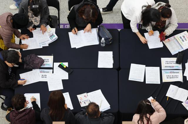 育儿不减事业热情 韩国三十代女性成职场主力军