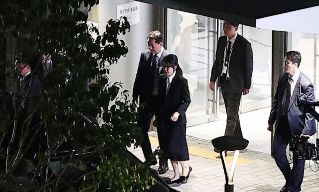 윤석열 전 대통령 부인 김건희 여사가 지난 8월 6일 서울 종로구 KT광화문빌딩 웨스트에 마련된 민중기 특별검사팀 사무실에서 피의자 신분 조사를 받고 귀가하는 모습 사진연합뉴스