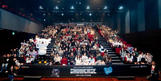 지난 14일 서울 삼성동 가빈아트홀에서 진행된 ‘2025 CJ도너스캠프 문화동아리 쇼케이스’에 참여한 공연 부문 동아리 학생들과 관계자들이 기념사진을 촬영하고 있다 사진CJ도너스캠프 