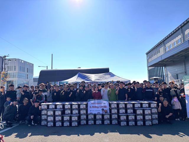 크로바케미칼과 제일기독종합사회복지관이 지난 15일 사랑의 김장김치 나눔 행사 후 기념촬영을 하고 있다 사진제일기독종합사회복지관