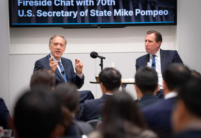 도널드 트럼프 1기 미국 행정부에서 국무장관을 지낸 마이크 폼페이오 전 장관이 17일현지시간 워싱턴DC 인근 버지니아주 페어팩스 카운티 소재 발로파크 콘퍼런스룸에서 열린 대륙아주 초청 간담회에서 기자들과 기업인들에게 말하고 있다 오른쪽은 간담회 진행을 맡은 마릭 스트링 사진법무법인 대륙아주 