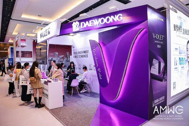 AMWC CHINA 2025에서 브이올렛 부스가 운영되고 있는 모습사진대웅제약