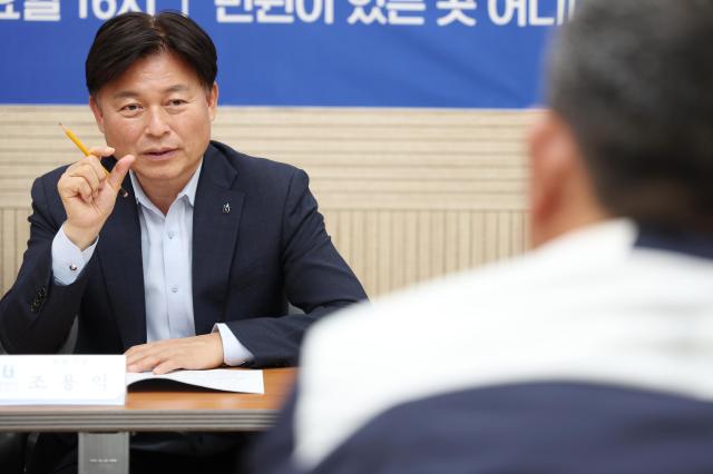 조용익 부천시장이 17일 시청에서 열린 ‘틈만나면 현장속으로’ 에 참석해 시민과 생활 속 불편 해결을 위한 방안을 함께 이야기하고 있다 사진부천시